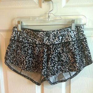 Lululemon Speed up shorts size 4 black and white spots. Get noticed in these !